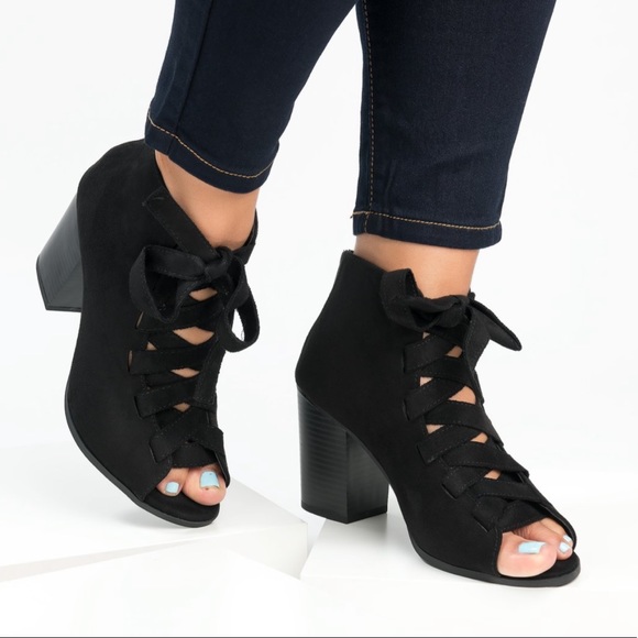 Boutique Shoes - Chunky Ribbons Lace Up Gladiator Block Heel Bootie